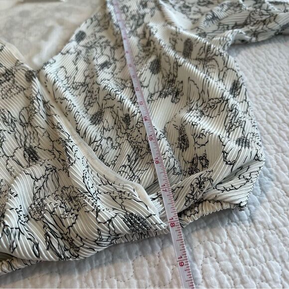 ✨ ASTR The Label Pleated Floral Faux Wrap Blouse White Black Medium - Picture 13 of 13